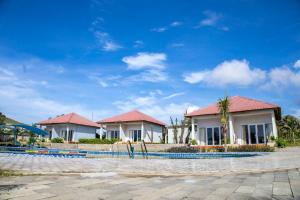 eine Villa mit einem Pool in einem Resort in der Unterkunft Green Star Premium Resort - Mui Ne - Formerly Hung Thinh Resort in Ấp Long Sơn