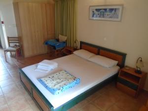 Un dormitorio con una cama con un pastel. en Tompras Village, en Paralia Demonias