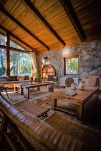 una gran sala de estar con mesas y chimenea. en PURA Hotel, en Coyhaique