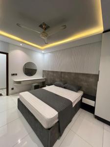 Ένα ή περισσότερα κρεβάτια σε δωμάτιο στο Travellers Heaven 2BR APT Gulshan Iqbal 13-E
