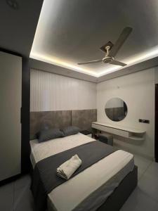 een slaapkamer met een bed en een plafondventilator bij Travellers Heaven 2BR APT Gulshan Iqbal 13-E in Karachi
