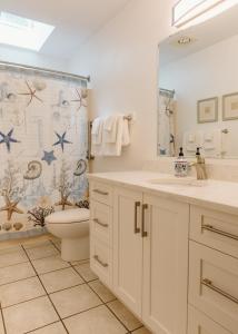 een badkamer met een wastafel, een toilet en een douche bij Beach Acres Resort in Parksville