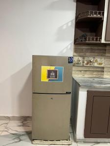 Η κουζίνα ή μικρή κουζίνα στο Travellers Heaven 2BR APT Gulshan Iqbal 13-E