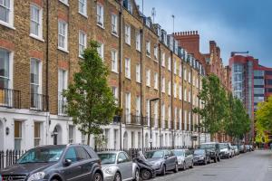 uma fila de carros estacionados em frente aos edifícios em Marylebone Apartments em Londres