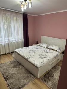 a bedroom with a large bed in a room at Pretty Luxury Apartament's in Cluj-Napoca