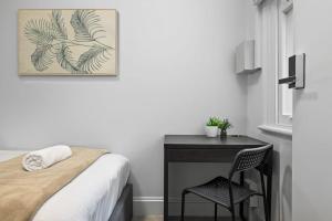Un pat sau paturi într-o cameră la Luxe Single Room - AC - Next to Central Station - Nearby Most Sydney Hot Spots - Shared Bathroom