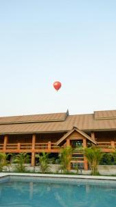 ein Gebäude mit einem Drachen, der über einen Pool fliegt in der Unterkunft Vang Vieng Romantic Resort in Vang Vieng