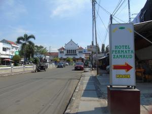 a sign on the side of a street with a hotel pentanta zambia at Hotel Permata Zamrud in Cirebon