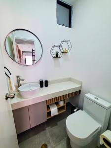 a bathroom with a sink and a toilet and a mirror at Apartamento Frente a Parque en Urb. California in Víctor Larco Herrera