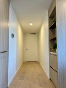 un couloir vide avec une porte et une chambre avec un étage dans l'établissement Skygarden Luxury Condo, à Glen Waverley