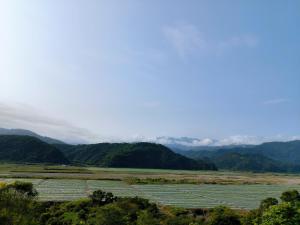 einen Blick auf ein Feld mit Bergen im Hintergrund in der Unterkunft 宜荷山宿 in Datong