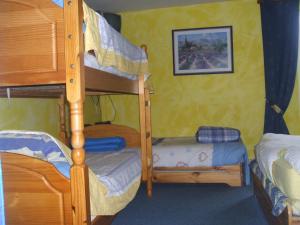 a bunk bed room with two bunk beds in it at Mas des Retrouvailles in Châteaurenard