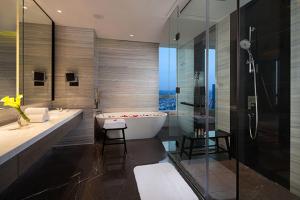 un ampio bagno con vasca e doccia di Crowne Plaza Kunshan, an IHG Hotel a Kunshan