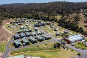 una vista aérea de un gran aparcamiento con coches en Tasman Holiday Parks - Merimbula, en Merimbula
