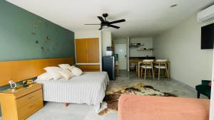 een slaapkamer met een bed en een plafondventilator bij Paraíso marino in Nuevo Vallarta 