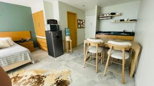 een keuken met een tafel en stoelen in een kamer bij Paraíso marino in Nuevo Vallarta 