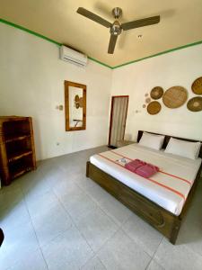 a bedroom with a bed and a ceiling at Salt Life Gili Trawangan in Gili Trawangan