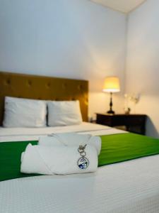 een hotelkamer met een bed met handdoeken erop bij Hostal Pochote in León