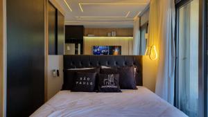 sypialnia z łóżkiem z czarnym zagłówkiem w obiekcie Quad Studios by Romastay w São Paulo