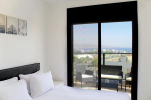 Luxury Suite Apartment With Sea View #55 By Hashdera Eilat客房内的一张或多张床位
