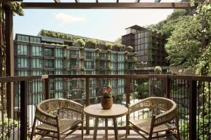 Dinso Resort & Villas Phuket, Vignette Collection by IHG的阳台或露台