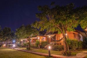 una fila di case di notte con luci di The Nest House Pai a Pai