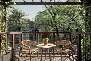 Dinso Resort & Villas Phuket, Vignette Collection by IHG的阳台或露台