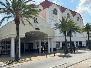 un centro comercial con palmeras delante en Central Boutique Hotel en Oranjestad