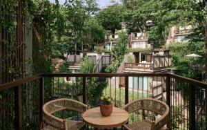 Dinso Resort & Villas Phuket, Vignette Collection by IHG的阳台或露台