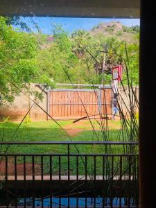 uma vista para um campo de basquetebol a partir de uma janela em Nature Rock Dambulla em Dambulla