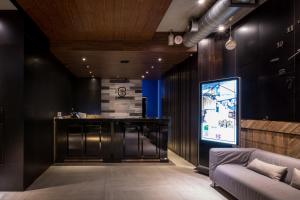 een woonkamer met een bank en een tv bij Calligraphy Greenway Hotel in Taichung