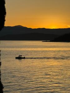 um barco na água ao pôr do sol em Pacific Gem em West Vancouver