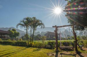 een uitzicht op een tuin met de zon in de lucht bij The Nest House Pai in Pai
