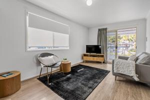 ein Wohnzimmer mit einem Sofa und einem TV in der Unterkunft BIG4 Tasman Holiday Parks - Tathra Beach in Tathra