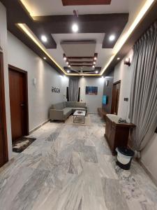Posezení v ubytování Travellers Home 2BR PORTION Gulshan Iqbal blk#7