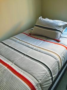 una pila de almohadas encima de la cama en Departamento Temuco Full Equipado en Temuco