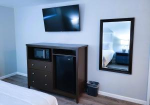 TV a/nebo společenská místnost v ubytování Cerulean Hotel