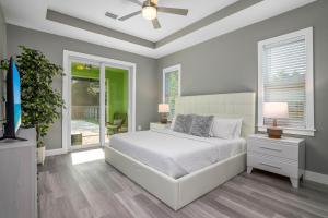 Un dormitorio con una cama y un ventilador de techo. en Sea La Vie Beach House, en Bonita Springs 40 fotos más