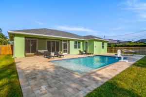 una casa con piscina en el patio en Sea La Vie Beach House, en Bonita Springs