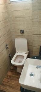 La salle de bains est pourvue de toilettes et d'un lavabo. dans l'établissement Bed and Breakfast at Colaba, à Mumbai