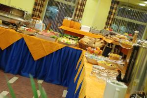 uma linha de buffet com comida numa mesa em Hotel Henrietta em Praga