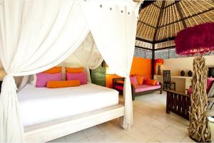 ein Schlafzimmer mit einem Himmelbett in der Unterkunft Chai House in Ubud