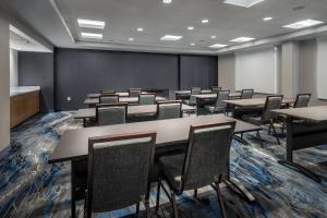- une salle de conférence avec des tables et des chaises dans l'établissement Fairfield by Marriott Inn & Suites Rome NY, à Rome