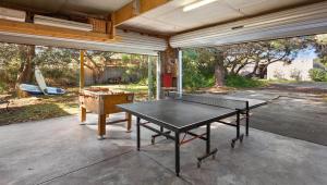 una mesa de ping pong dentro de una casa en Surfside at Lonnie, en Point Lonsdale