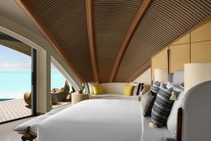 1 dormitorio con 1 cama grande y vistas al océano en Nujuma, a Ritz-Carlton Reserve, en Ḩanak