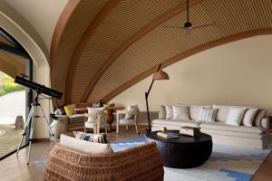 Posezení v ubytování Nujuma, a Ritz-Carlton Reserve