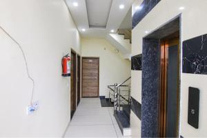 een hal van een huis met een deur en een trap bij Hotel RD in Zirakpur