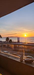 - Balcón con vistas al océano y a la puesta de sol en Edificio oceanic la serena, en La Serena