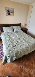 1 cama grande en un dormitorio con en Edificio oceanic la serena, en La Serena