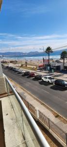 vistas a una calle con coches aparcados en la playa en Edificio oceanic la serena, en La Serena